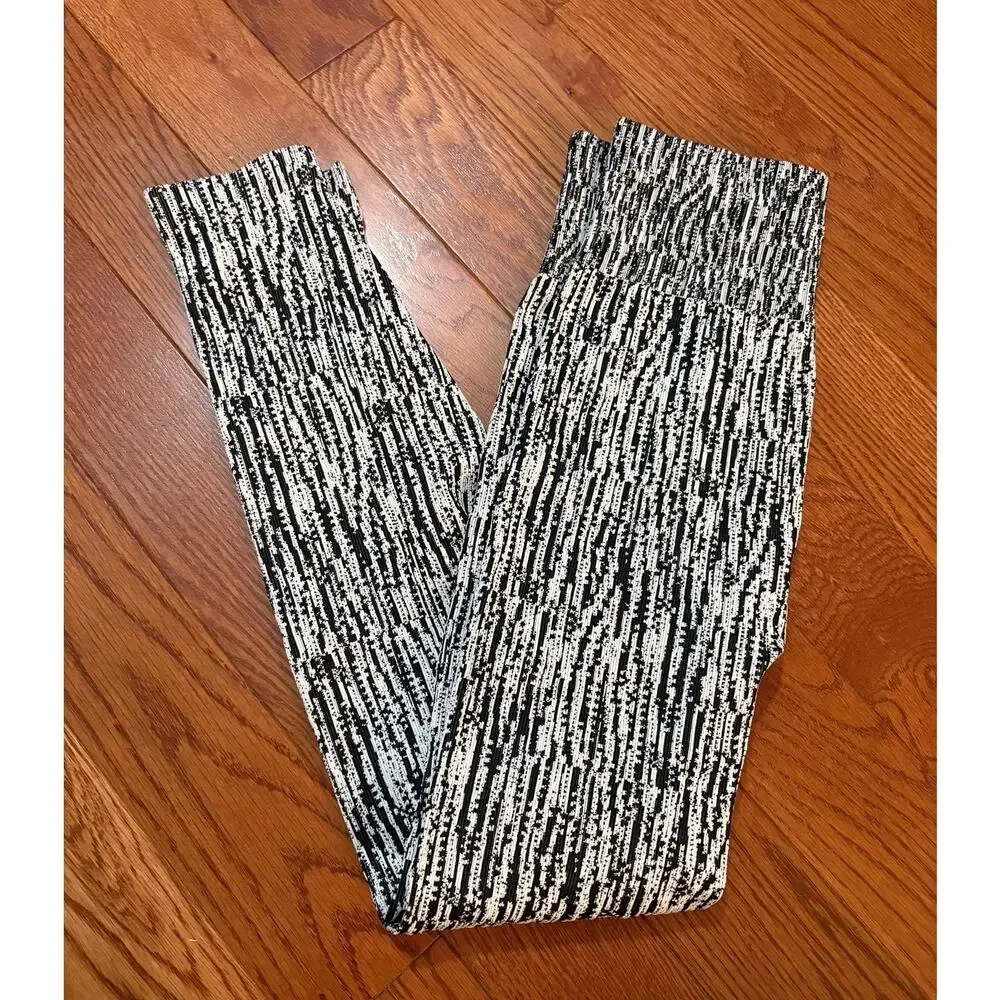 Athleta Flurry Elemental Tight in Snowscape Black/Bright White Size Small - Picture 2 of 6